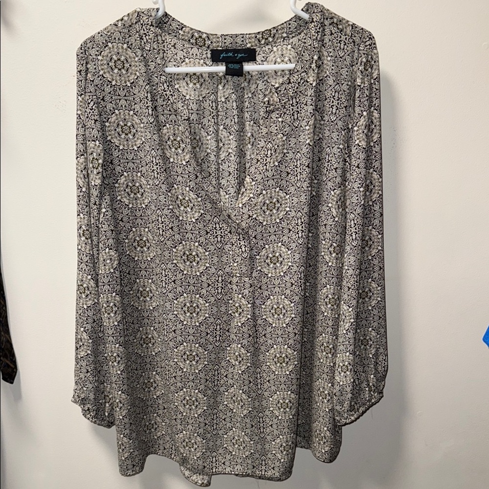 Faith & Zoe Gray and White 3/4 Sleeve Relaxed Blouse